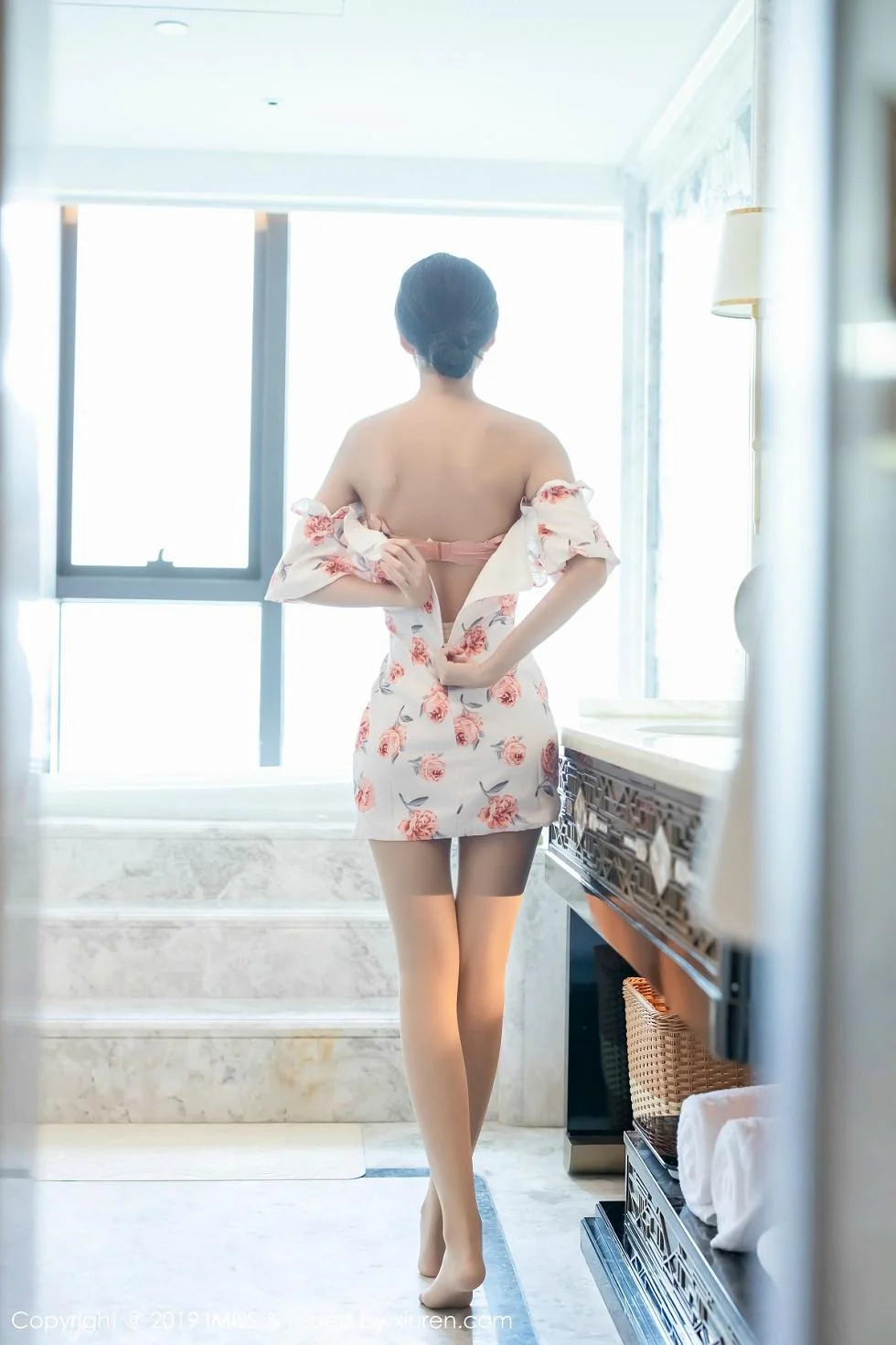 气质Carry花色连身裙配朦胧肉丝露性感粉色内衣绝美写真 第 69 张