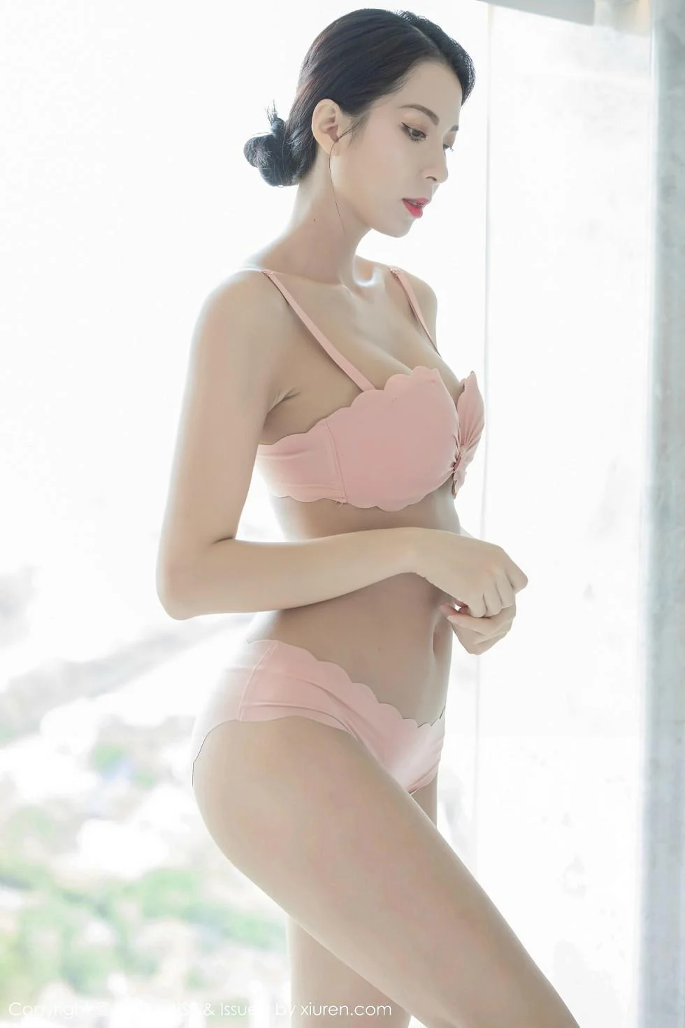 气质Carry花色连身裙配朦胧肉丝露性感粉色内衣绝美写真 第 87 张