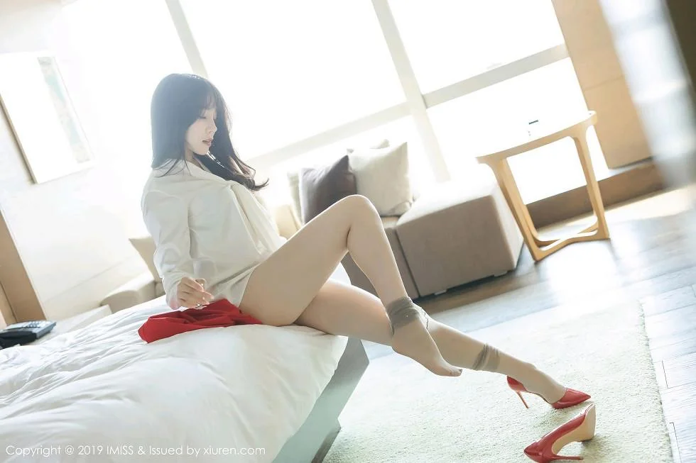 芝芝Booty私房秘书制服真空半脱肉丝袜撩人绝美写真 第 100 张