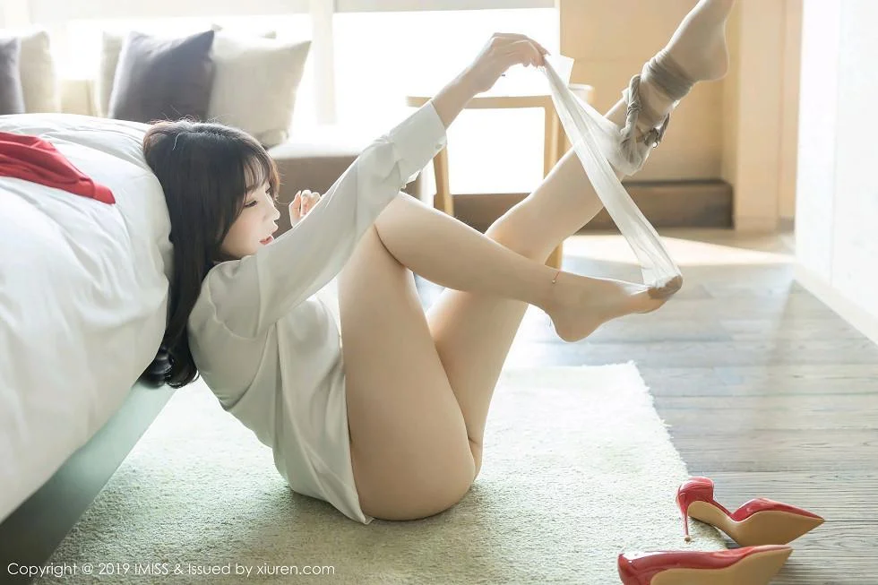 芝芝Booty私房秘书制服真空半脱肉丝袜撩人绝美写真 第 117 张