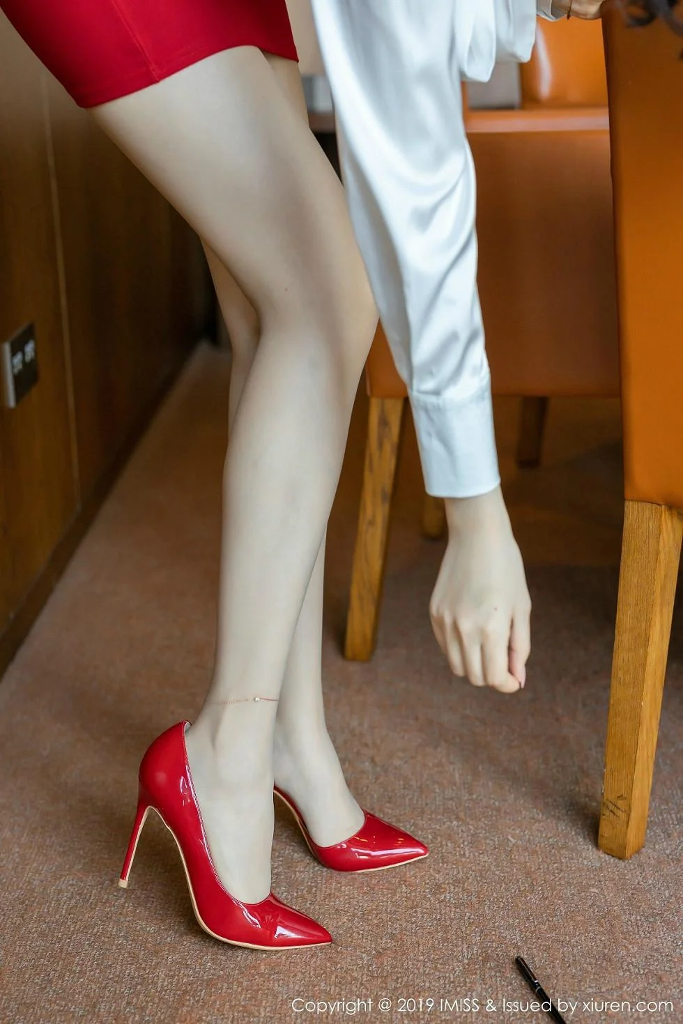 芝芝Booty私房秘书制服真空半脱肉丝袜撩人绝美写真 第 12 张