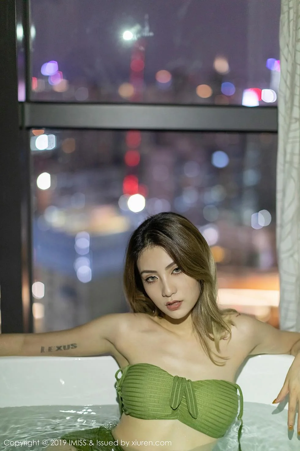 Arlie性感内衣秀完美身材浴池里半裸湿身绝美写真 第 41 张