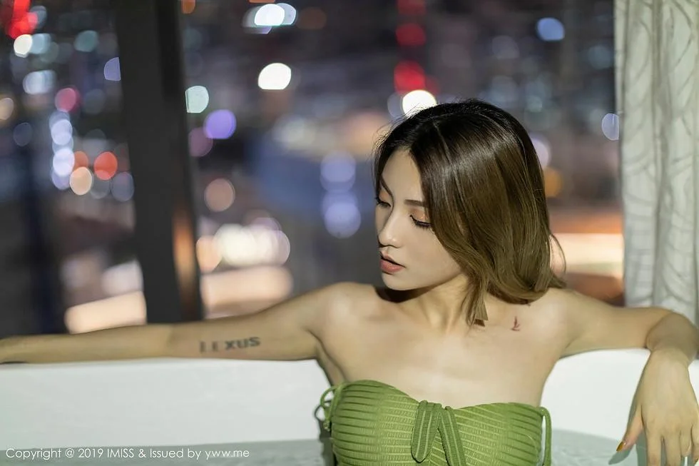 Arlie性感内衣秀完美身材浴池里半裸湿身绝美写真 第 46 张