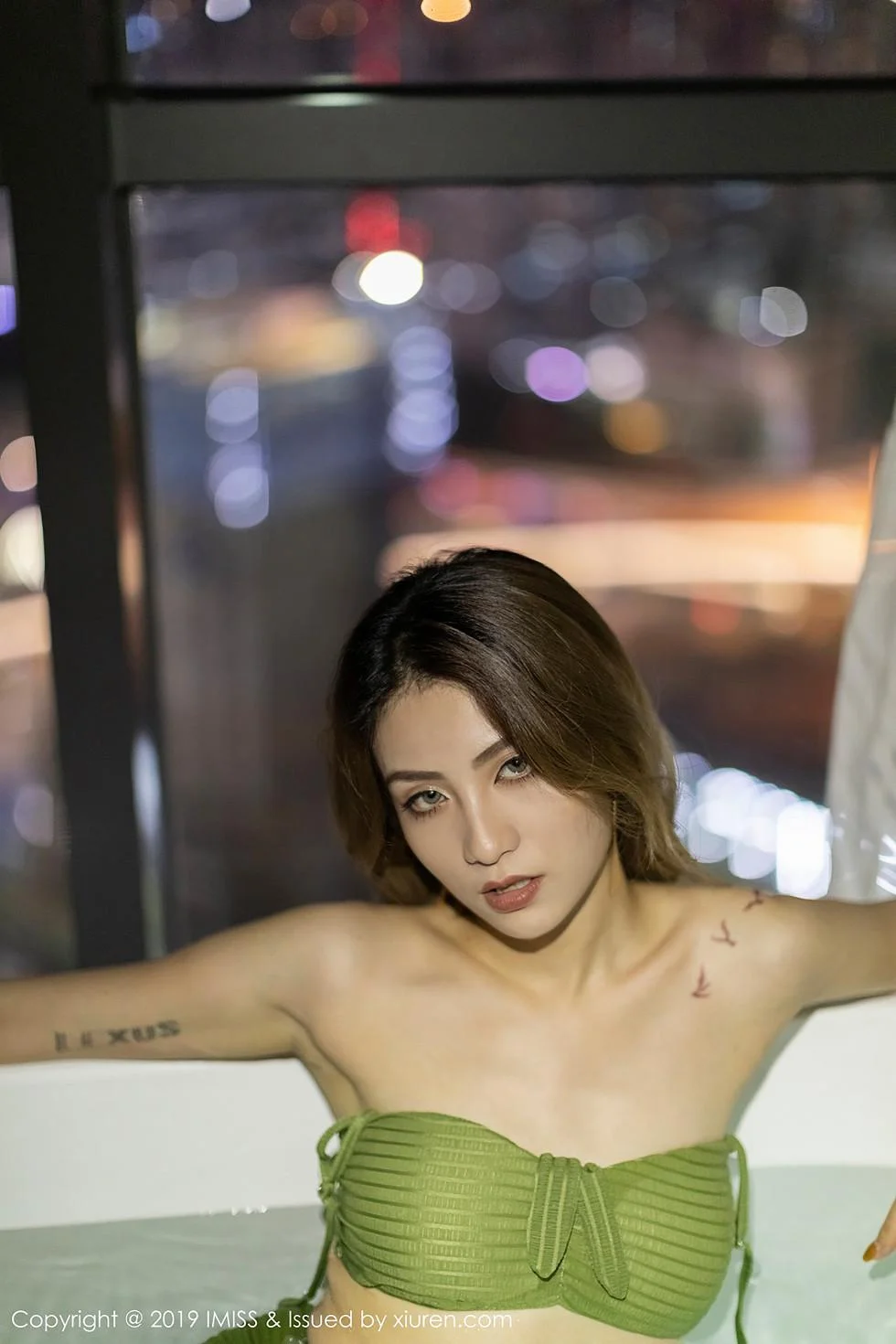 Arlie性感内衣秀完美身材浴池里半裸湿身绝美写真 第 47 张