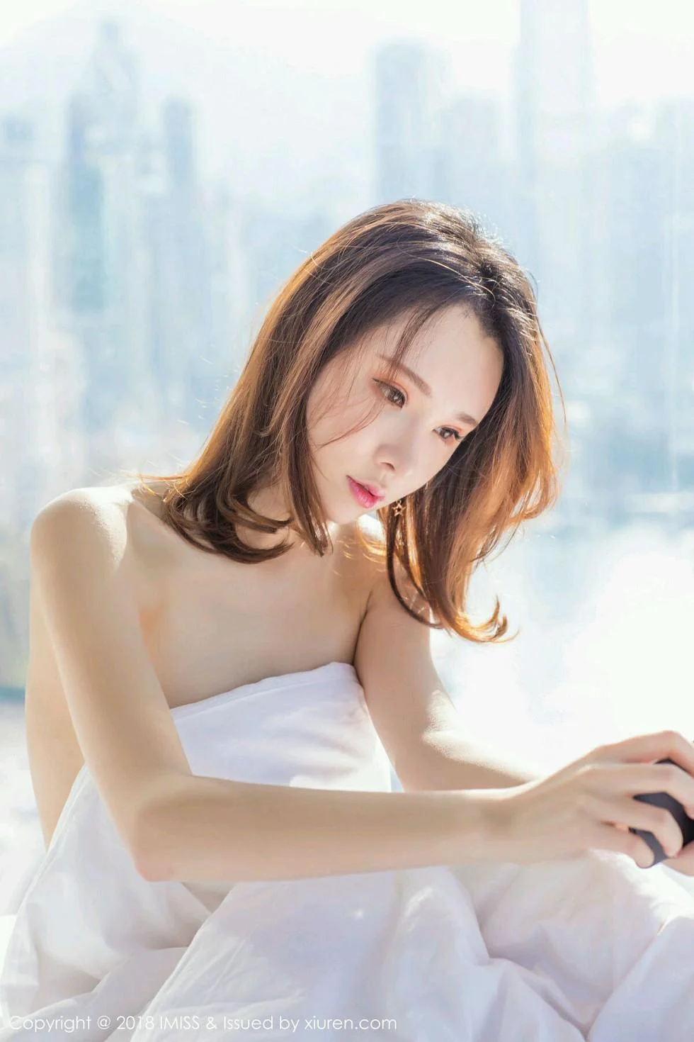 萌琪琪Irene居家床上全裸上身半露豪乳撩人绝美写真 第 16 张