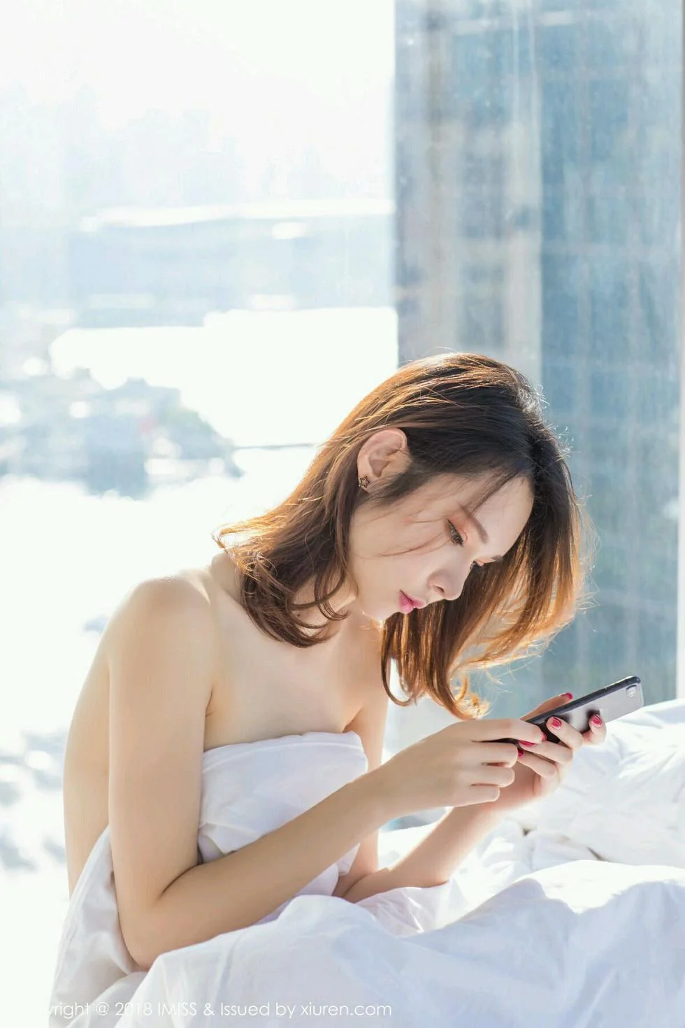 萌琪琪Irene居家床上全裸上身半露豪乳撩人绝美写真 第 17 张