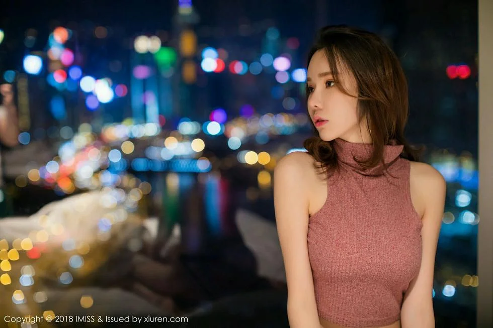 萌琪琪Irene居家床上全裸上身半露豪乳撩人绝美写真 第 65 张