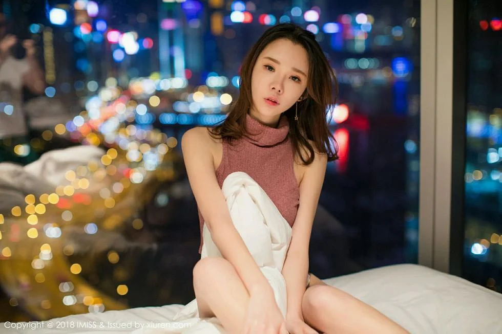 萌琪琪Irene居家床上全裸上身半露豪乳撩人绝美写真 第 70 张