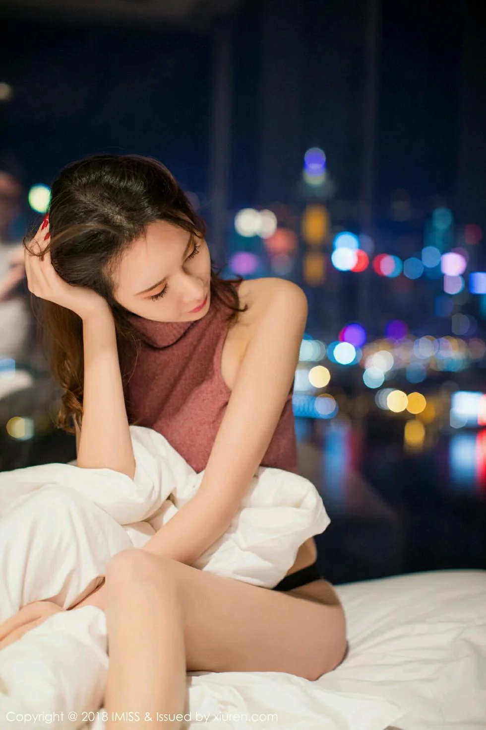 萌琪琪Irene居家床上全裸上身半露豪乳撩人绝美写真 第 71 张