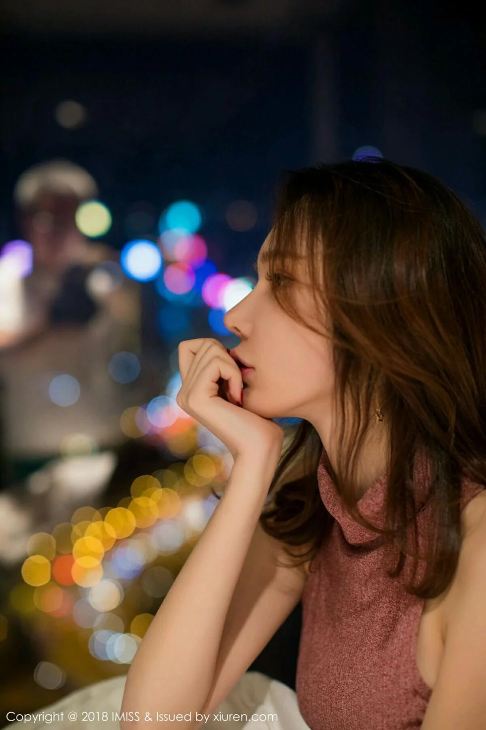萌琪琪Irene居家床上全裸上身半露豪乳撩人绝美写真 第 76 张
