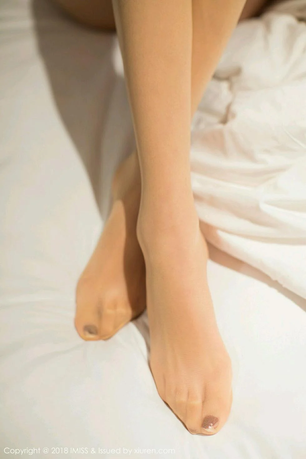 萌琪琪Irene居家床上全裸上身半露豪乳撩人绝美写真 第 91 张