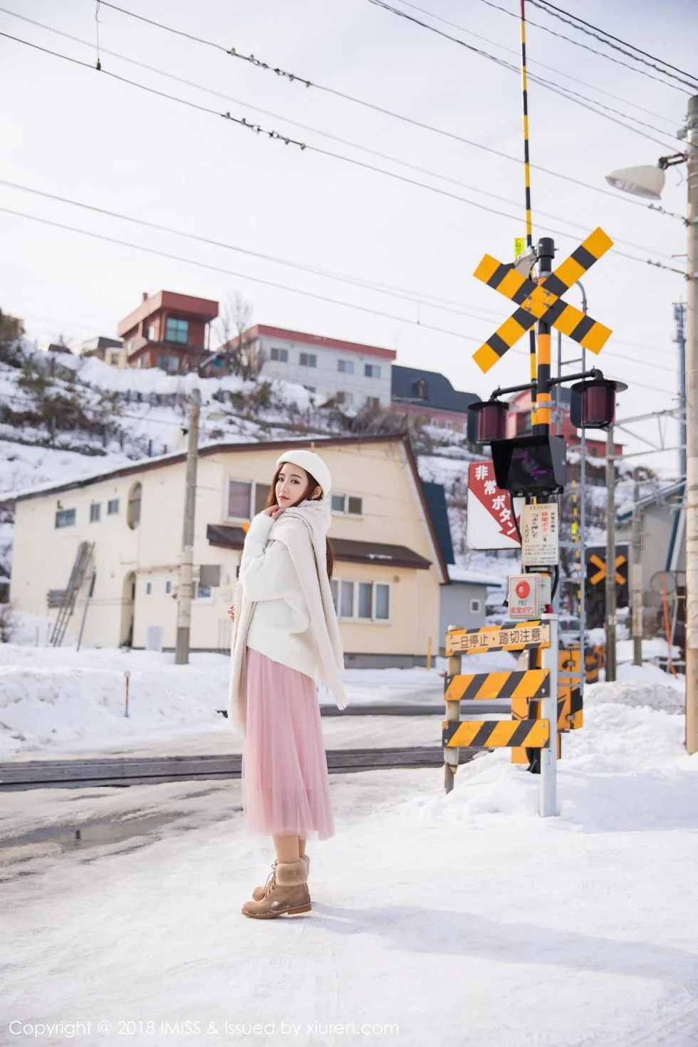 丽质美女猫宝北海道旅拍酒红色情趣内衣配吊带黑丝绝美写真 第 10 张
