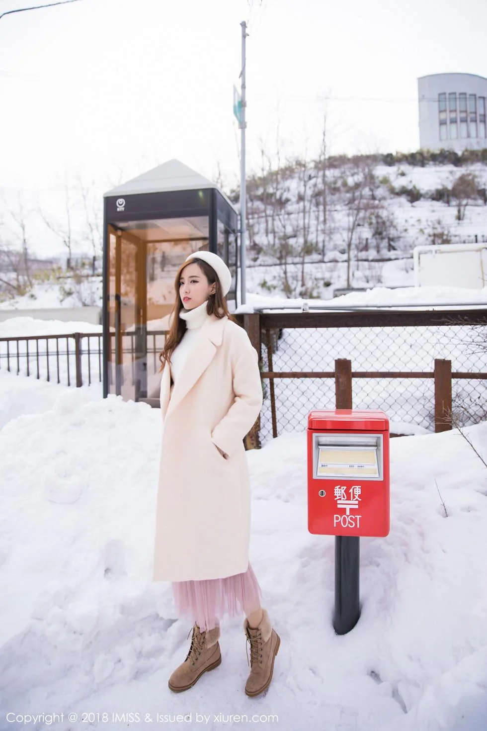 丽质美女猫宝北海道旅拍酒红色情趣内衣配吊带黑丝绝美写真 第 11 张