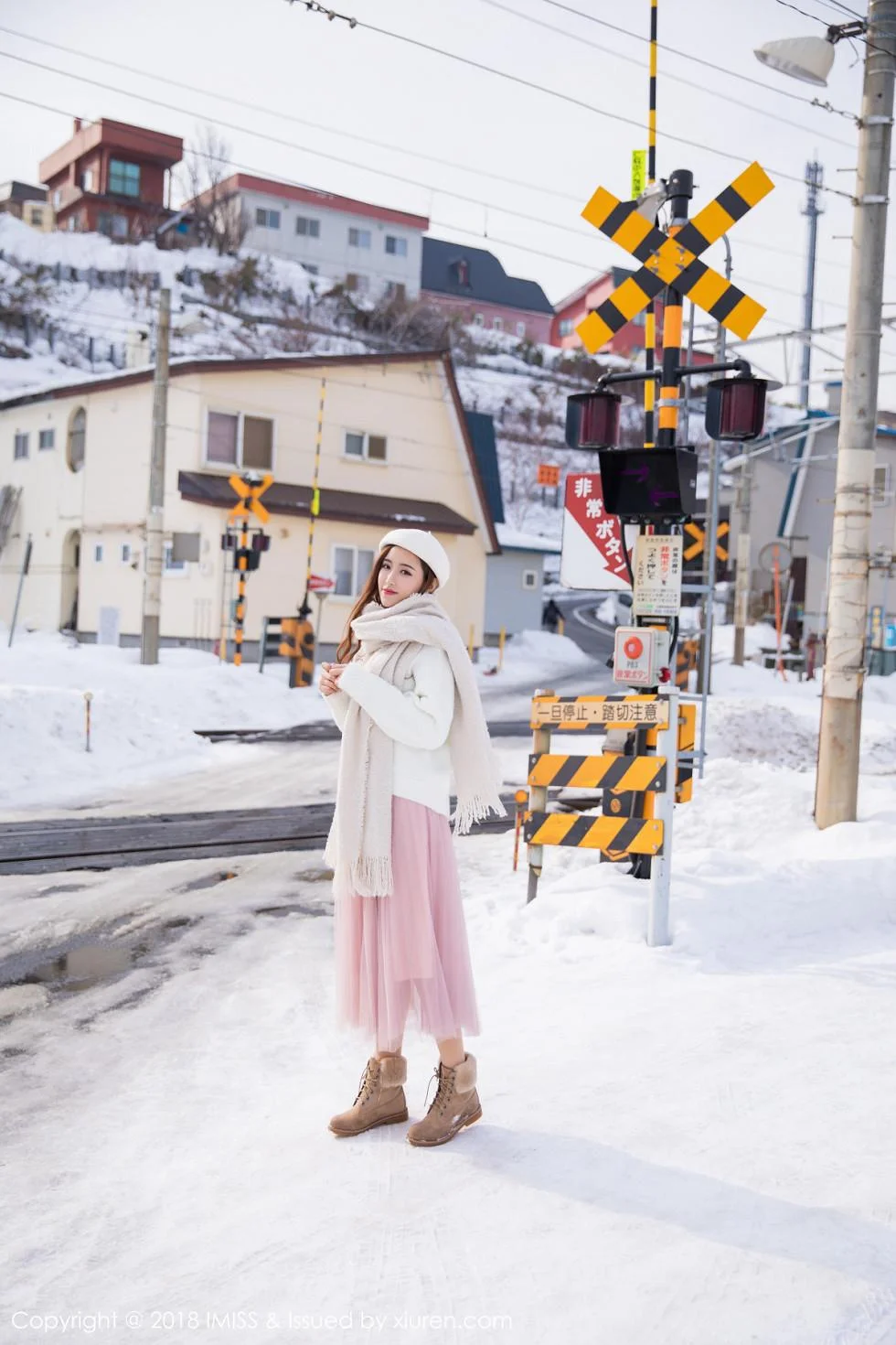 丽质美女猫宝北海道旅拍酒红色情趣内衣配吊带黑丝绝美写真 第 26 张