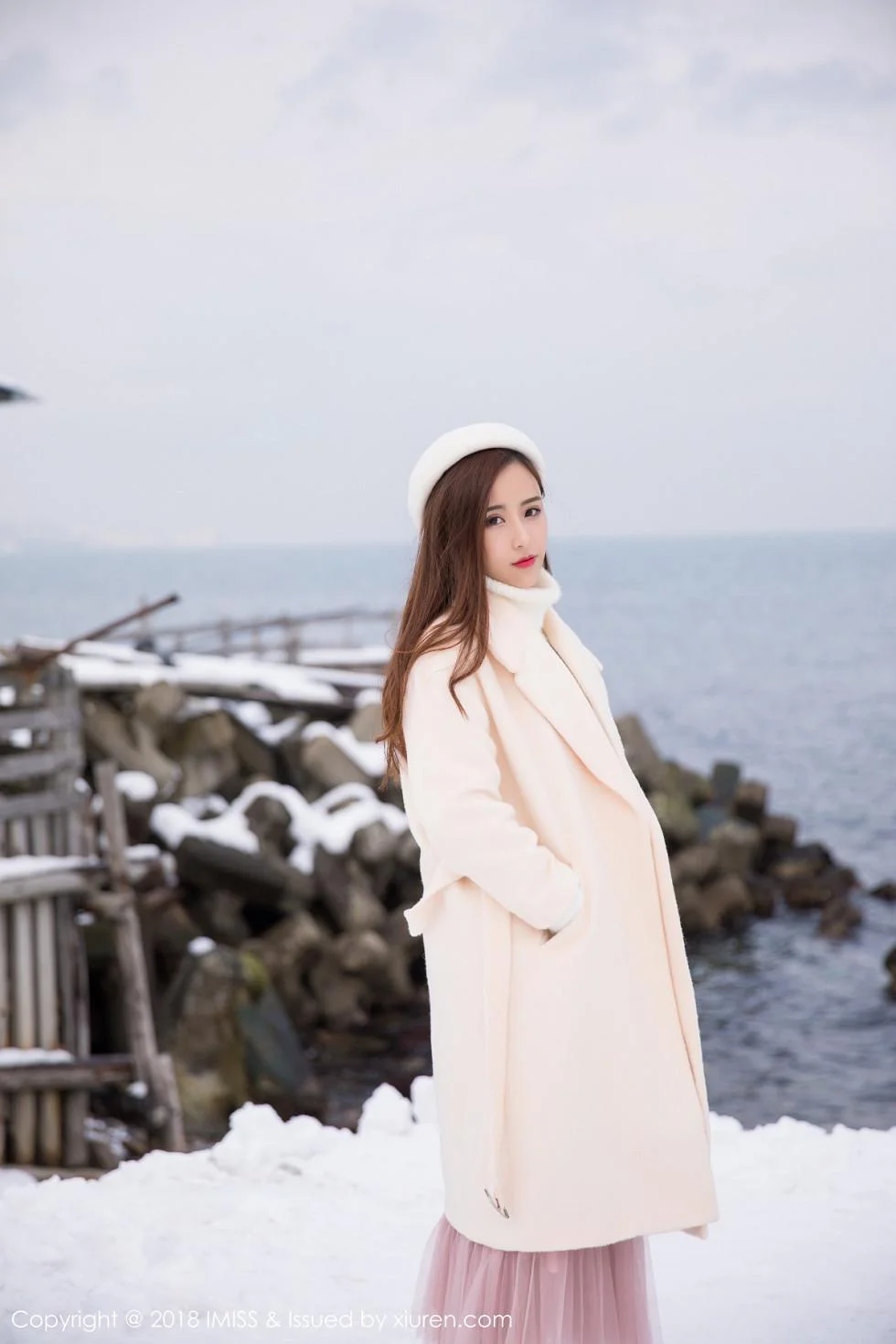 丽质美女猫宝北海道旅拍酒红色情趣内衣配吊带黑丝绝美写真 第 30 张