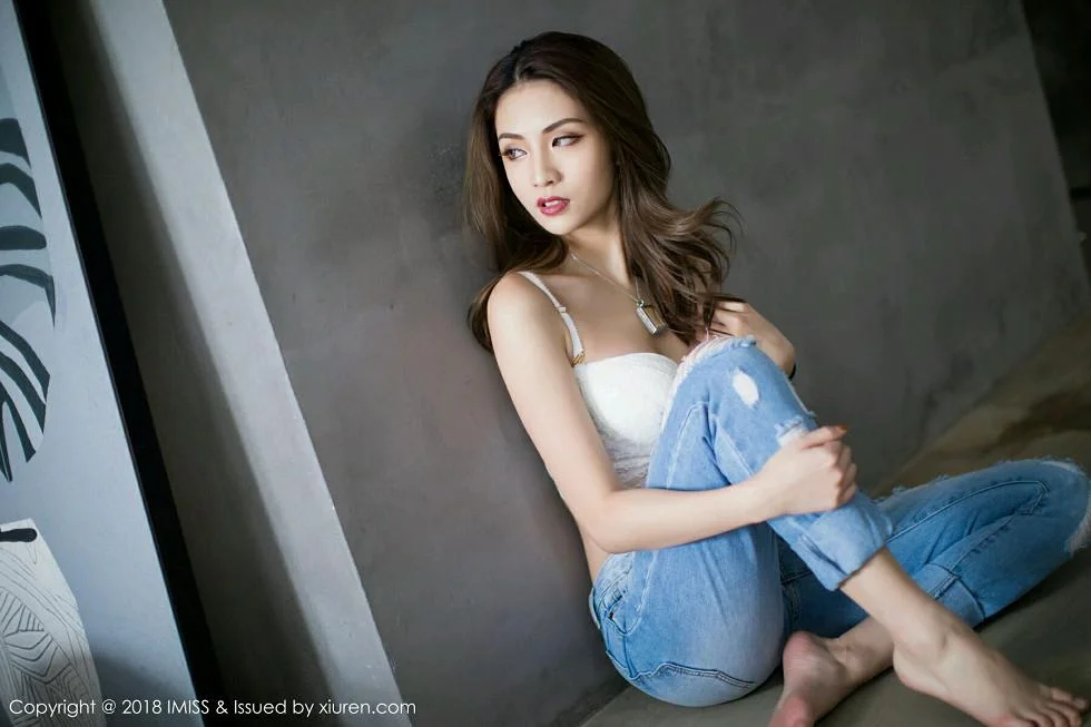 Arlie居家私房白色蕾丝内衣秀完美身材撩人绝美写真 第 2 张