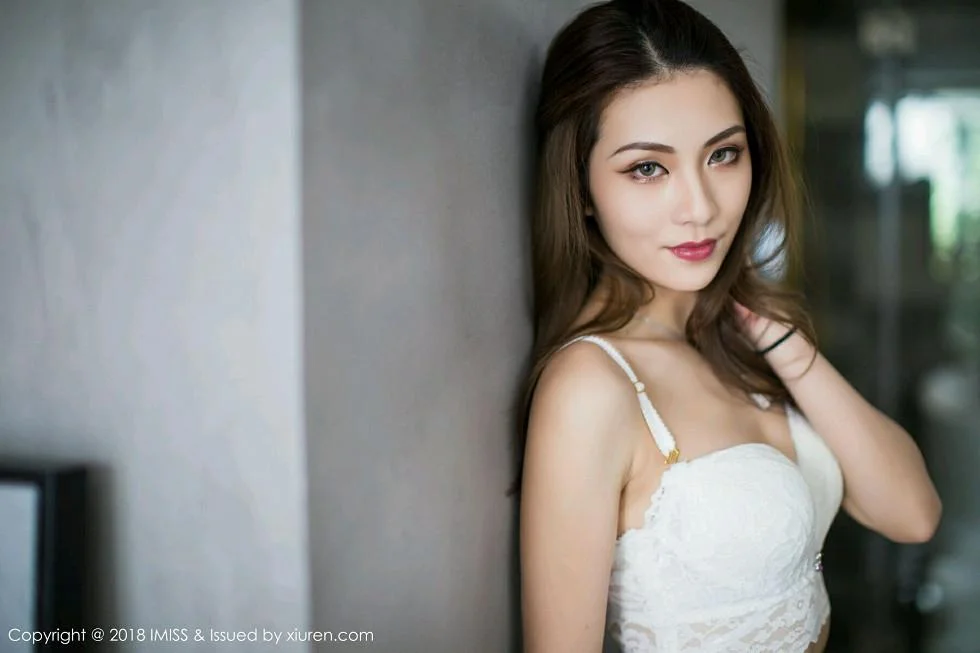 Arlie居家私房白色蕾丝内衣秀完美身材撩人绝美写真 第 22 张
