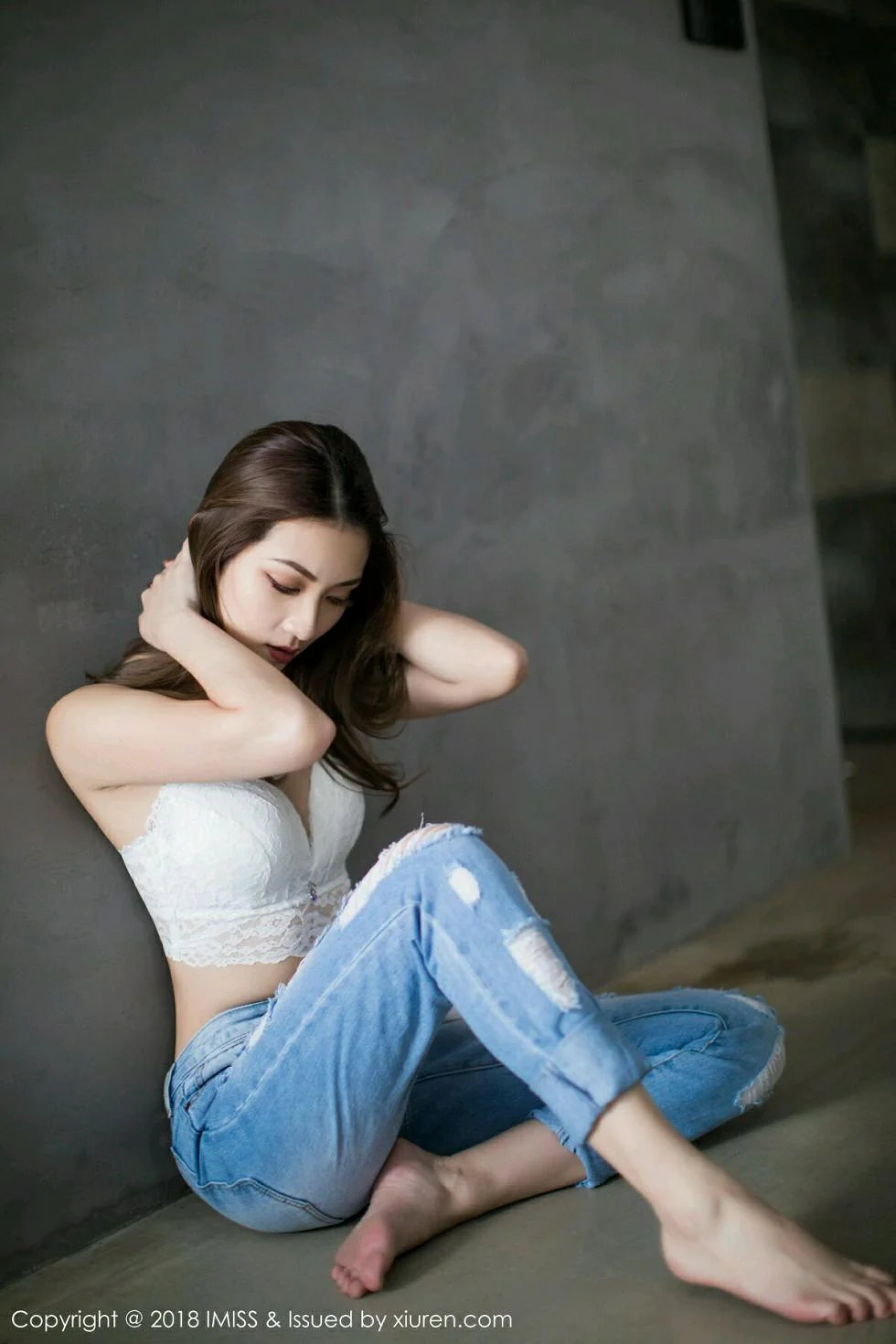 Arlie居家私房白色蕾丝内衣秀完美身材撩人绝美写真 第 5 张