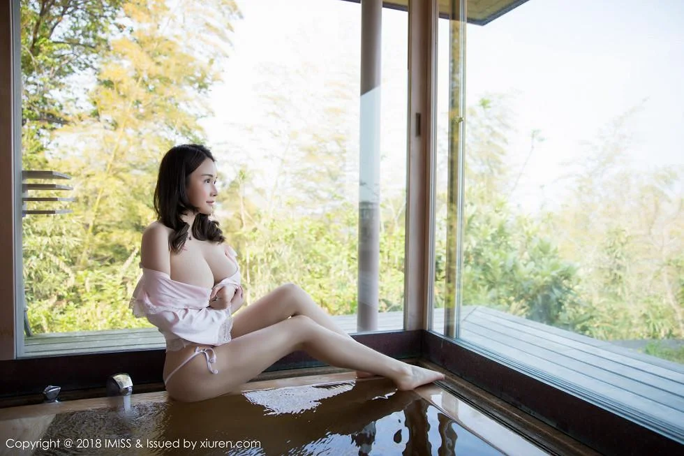 沈蜜桃miko日本旅拍泳池里粉色薄纱真空露巨乳绝美写真 第 40 张