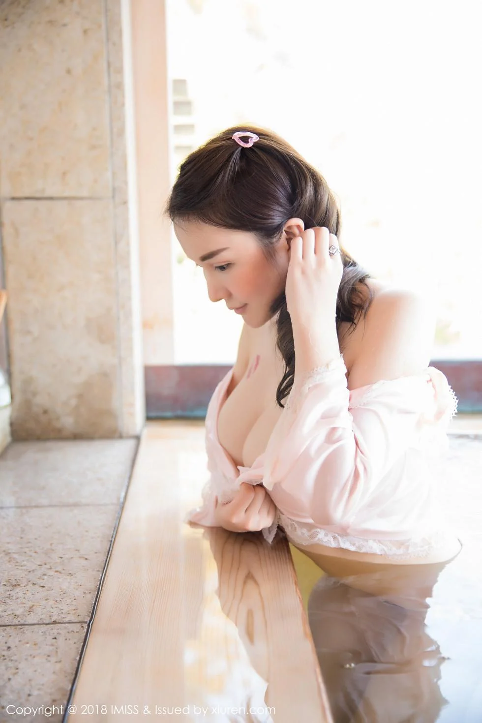沈蜜桃miko日本旅拍泳池里粉色薄纱真空露巨乳绝美写真 第 74 张