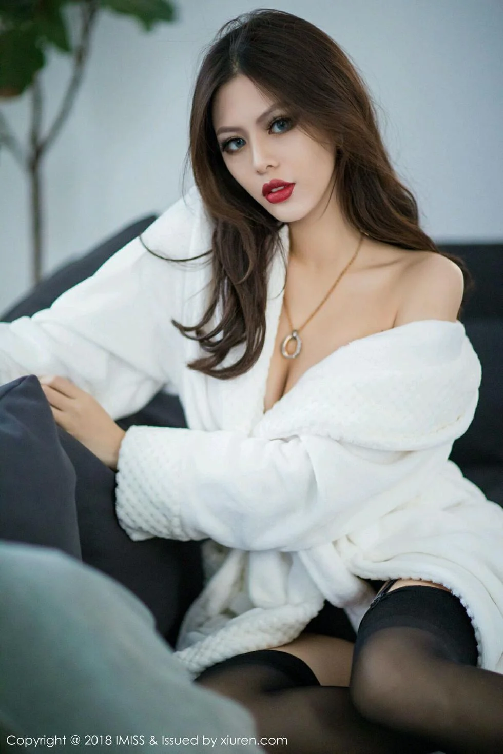 高挑美女若彤boomboom白浴袍配黑丝袜秀完美身材绝美写真 第 26 张