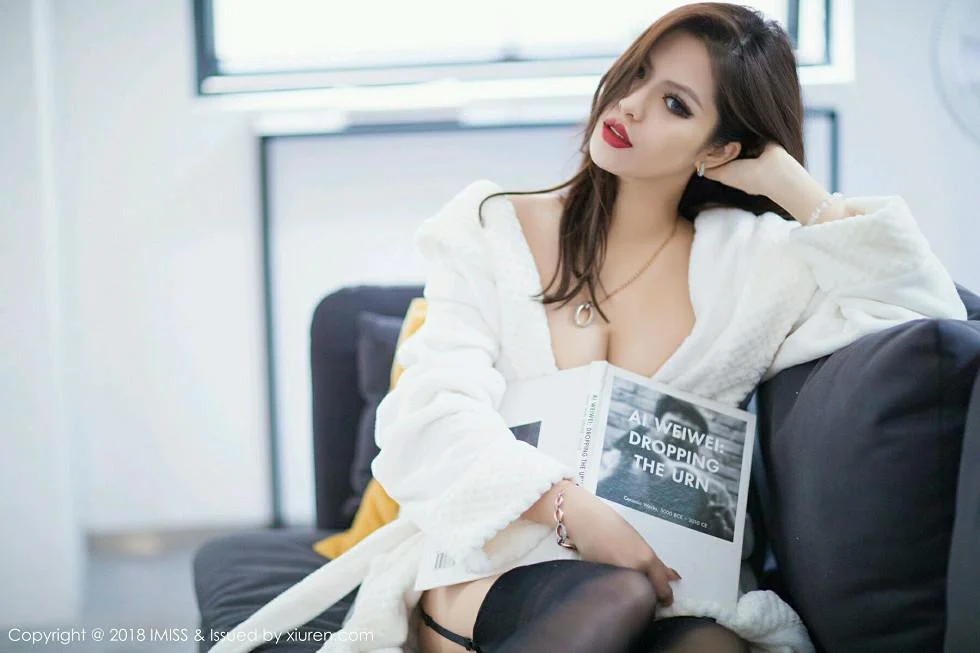 高挑美女若彤boomboom白浴袍配黑丝袜秀完美身材绝美写真 第 44 张