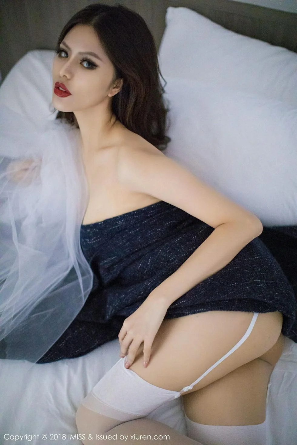 高挑美女若彤boomboom白浴袍配黑丝袜秀完美身材绝美写真 第 68 张