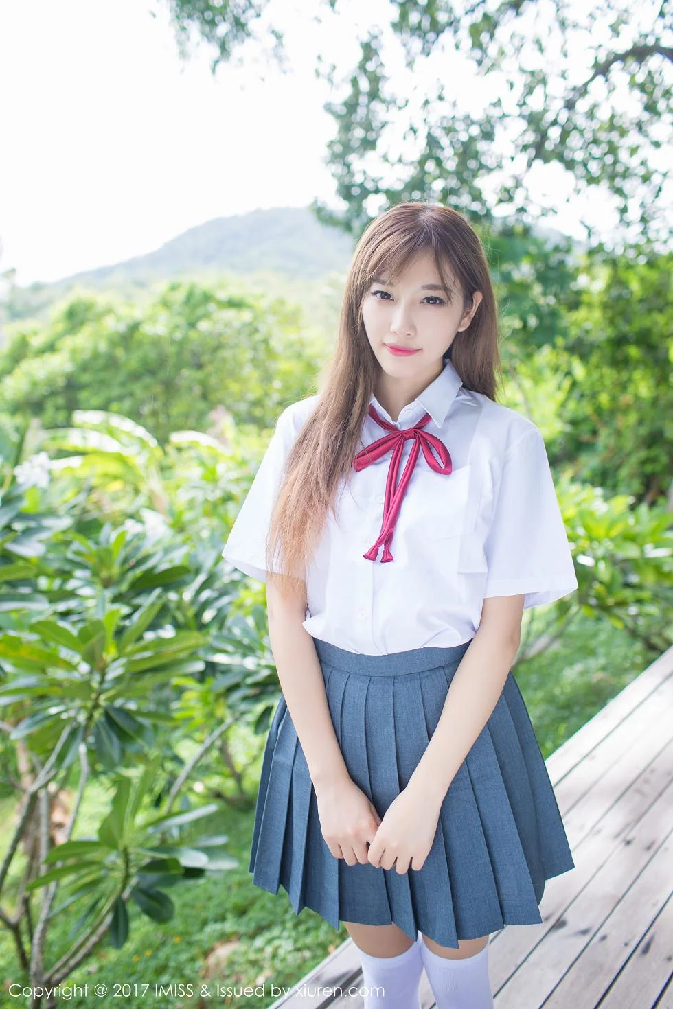 甜美杨晨晨sugar苏梅岛旅拍室外校服半脱性感内衣写真 第 1 张