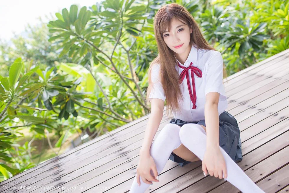 甜美杨晨晨sugar苏梅岛旅拍室外校服半脱性感内衣写真 第 15 张