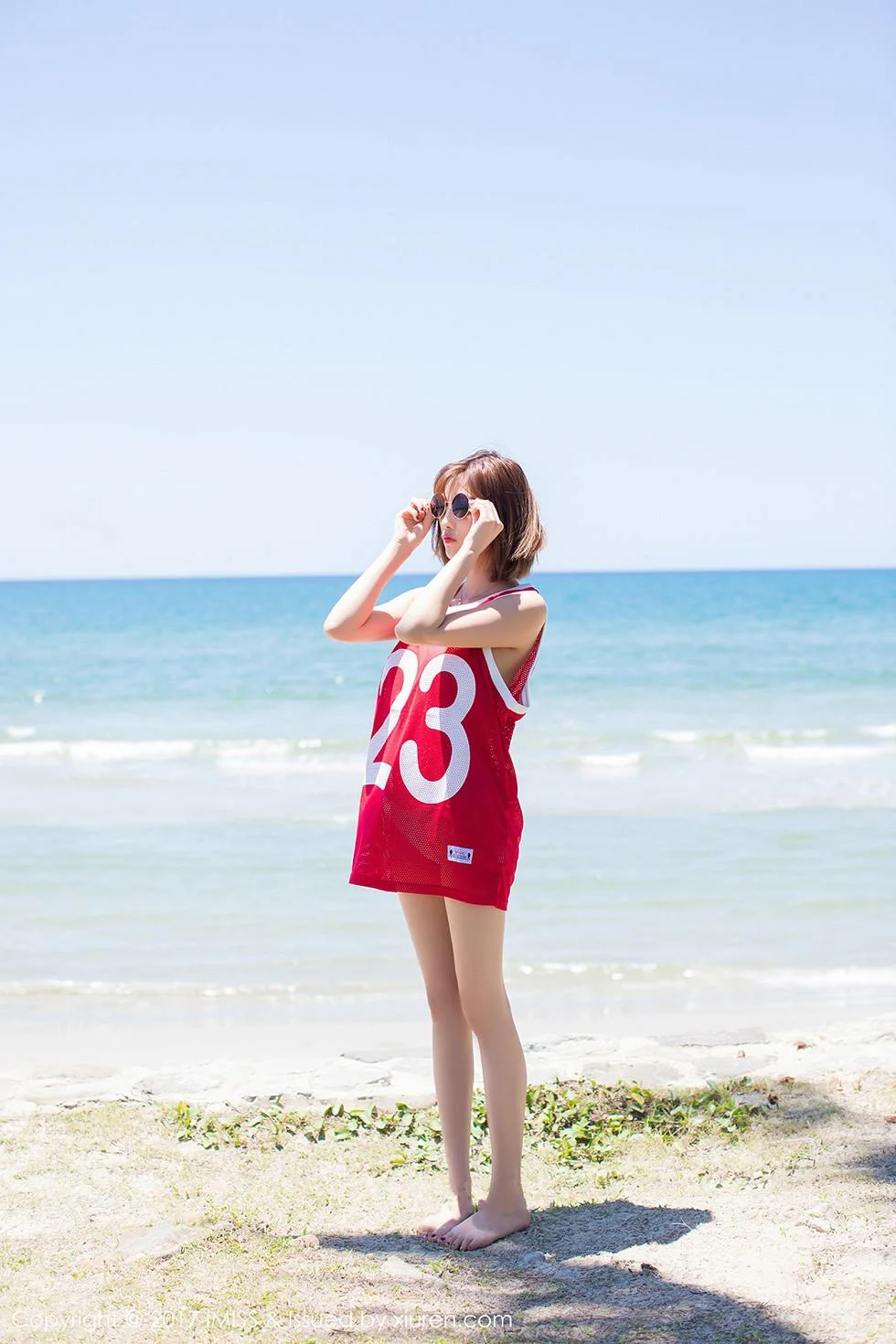 甜美杨晨晨sugar沙巴旅拍红色球服海边沙滩性感写真 第 11 张