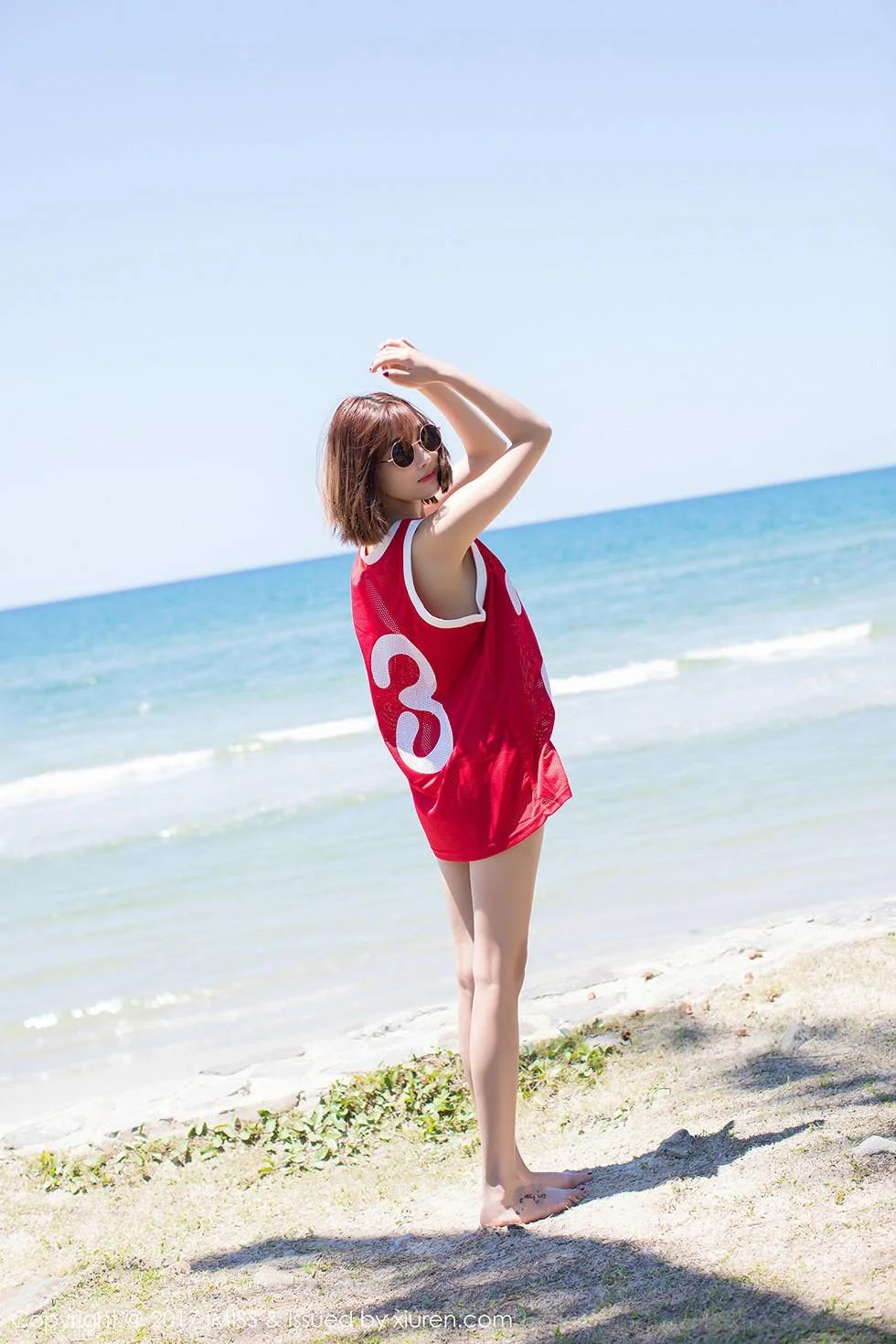 甜美杨晨晨sugar沙巴旅拍红色球服海边沙滩性感写真 第 14 张