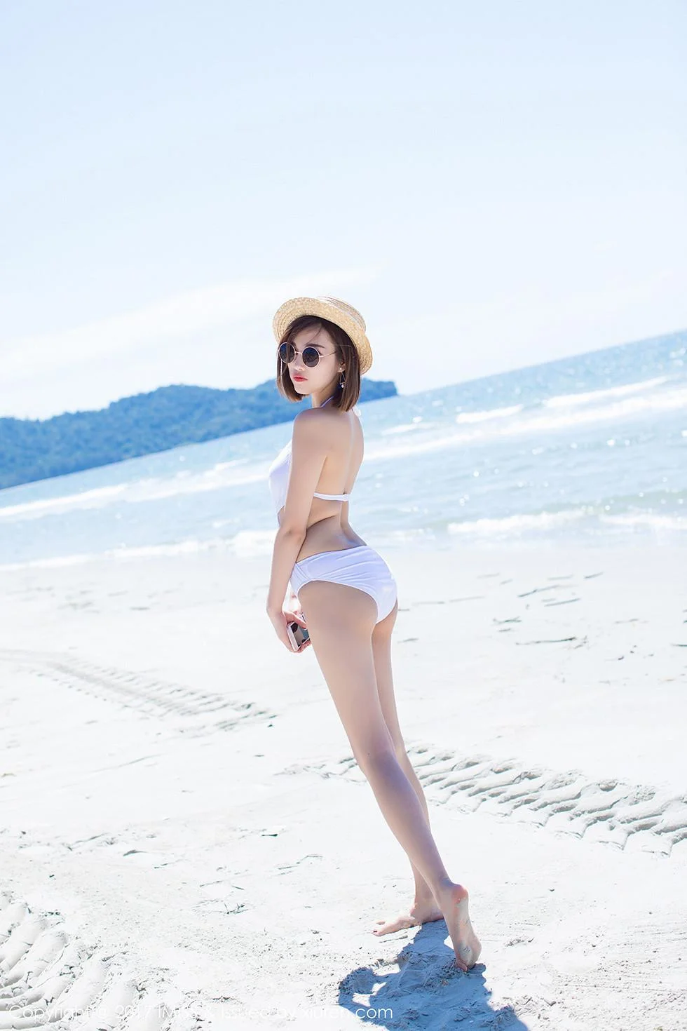 甜美杨晨晨sugar沙巴旅拍红色球服海边沙滩性感写真 第 50 张