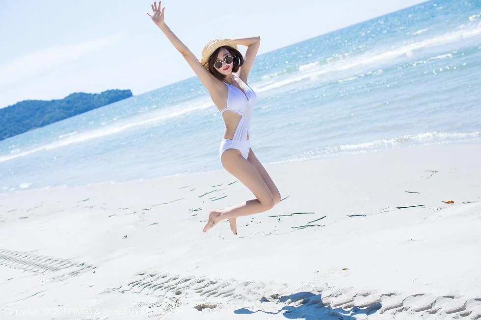 甜美杨晨晨sugar沙巴旅拍红色球服海边沙滩性感写真 第 52 张