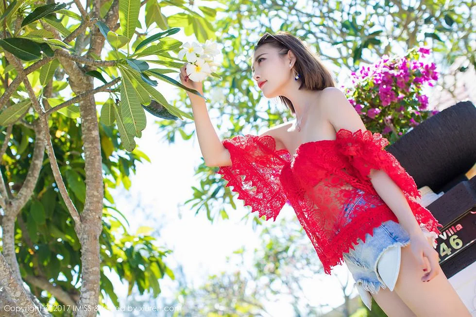 甜美杨晨晨sugar沙巴旅拍红色球服海边沙滩性感写真 第 70 张