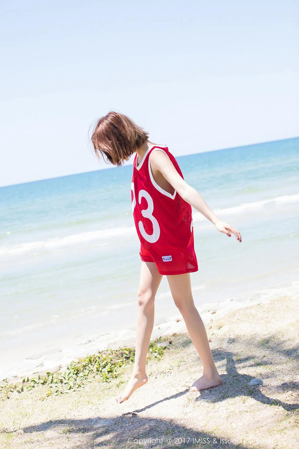 甜美杨晨晨sugar沙巴旅拍红色球服海边沙滩性感写真 第 9 张