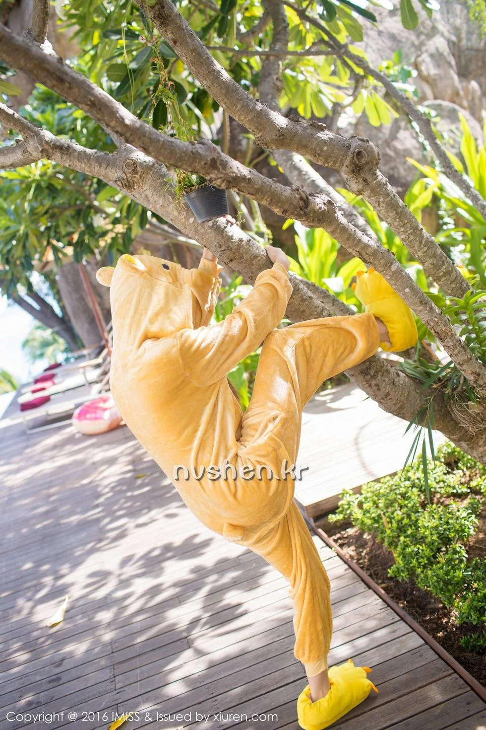 Sugar小甜心CC苏梅岛旅拍美女扮野兽性感黑丝写真 第 20 张