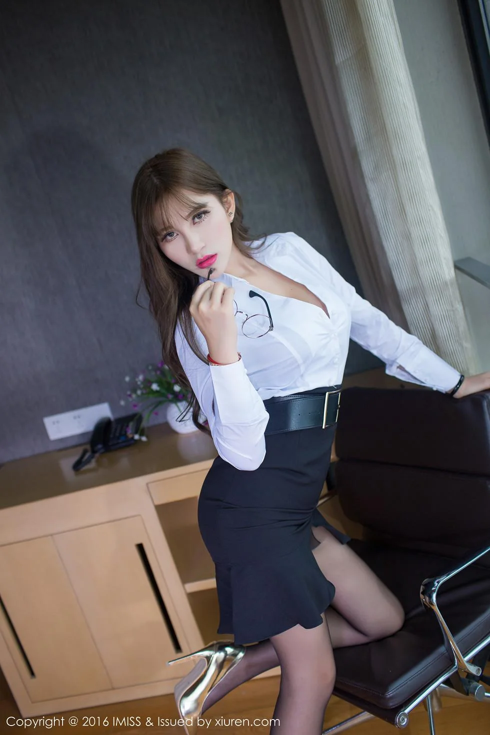LalaBaby啦啦办公室美女秘书黑丝美腿半露豪乳写真 第 42 张