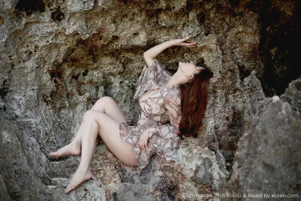 柳侑绮Sevenbaby夏日海边性感白色连身裙湿身绝美写真 第 60 张