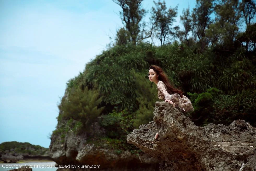 柳侑绮Sevenbaby夏日海边性感白色连身裙湿身绝美写真 第 65 张