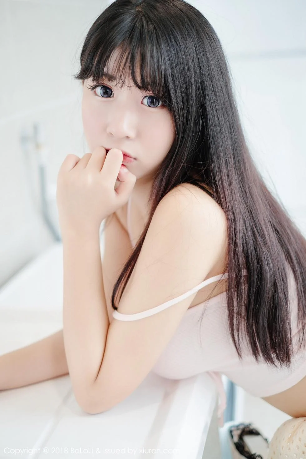 美女主播猫九酱Sakura粉色吊带内衣+三点式内衣私房绝美写真 第 49 张