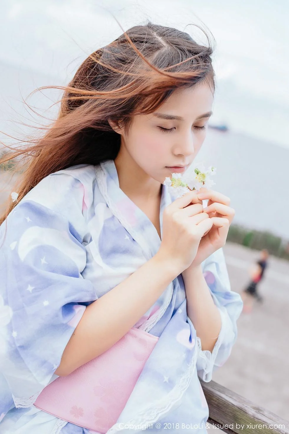 夏美酱户外日系百花裙配白丝袜清新迷人写真 第 1 张