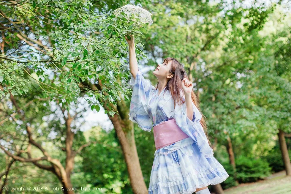 夏美酱户外日系百花裙配白丝袜清新迷人写真 第 106 张