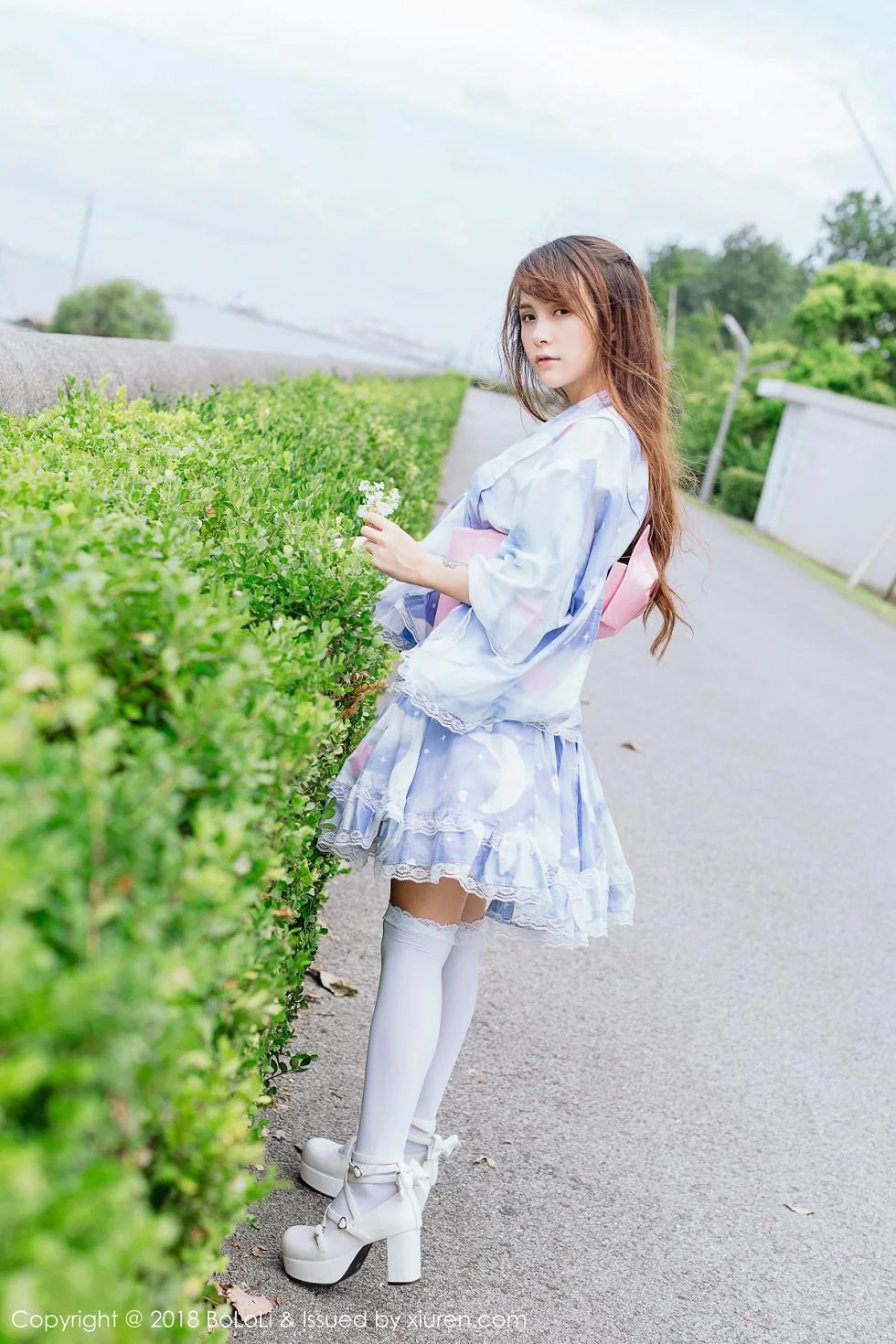 夏美酱户外日系百花裙配白丝袜清新迷人写真 第 11 张