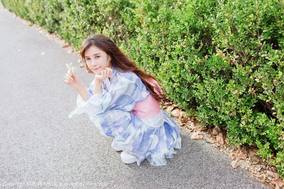 夏美酱户外日系百花裙配白丝袜清新迷人写真 第 27 张