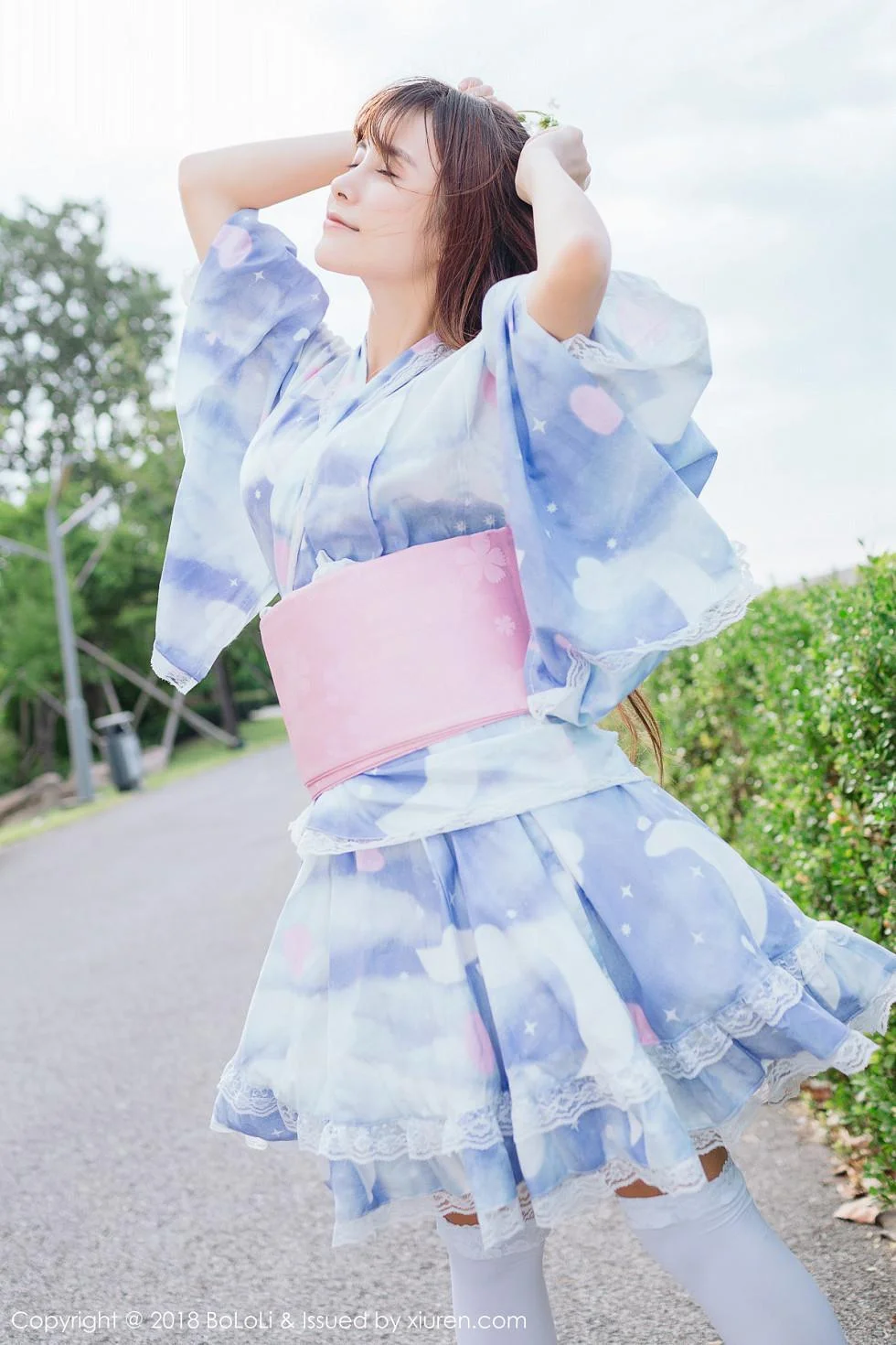 夏美酱户外日系百花裙配白丝袜清新迷人写真 第 31 张