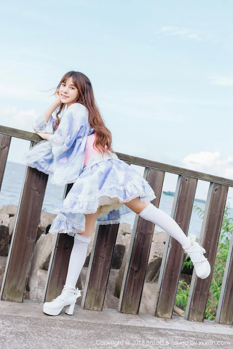 夏美酱户外日系百花裙配白丝袜清新迷人写真 第 55 张