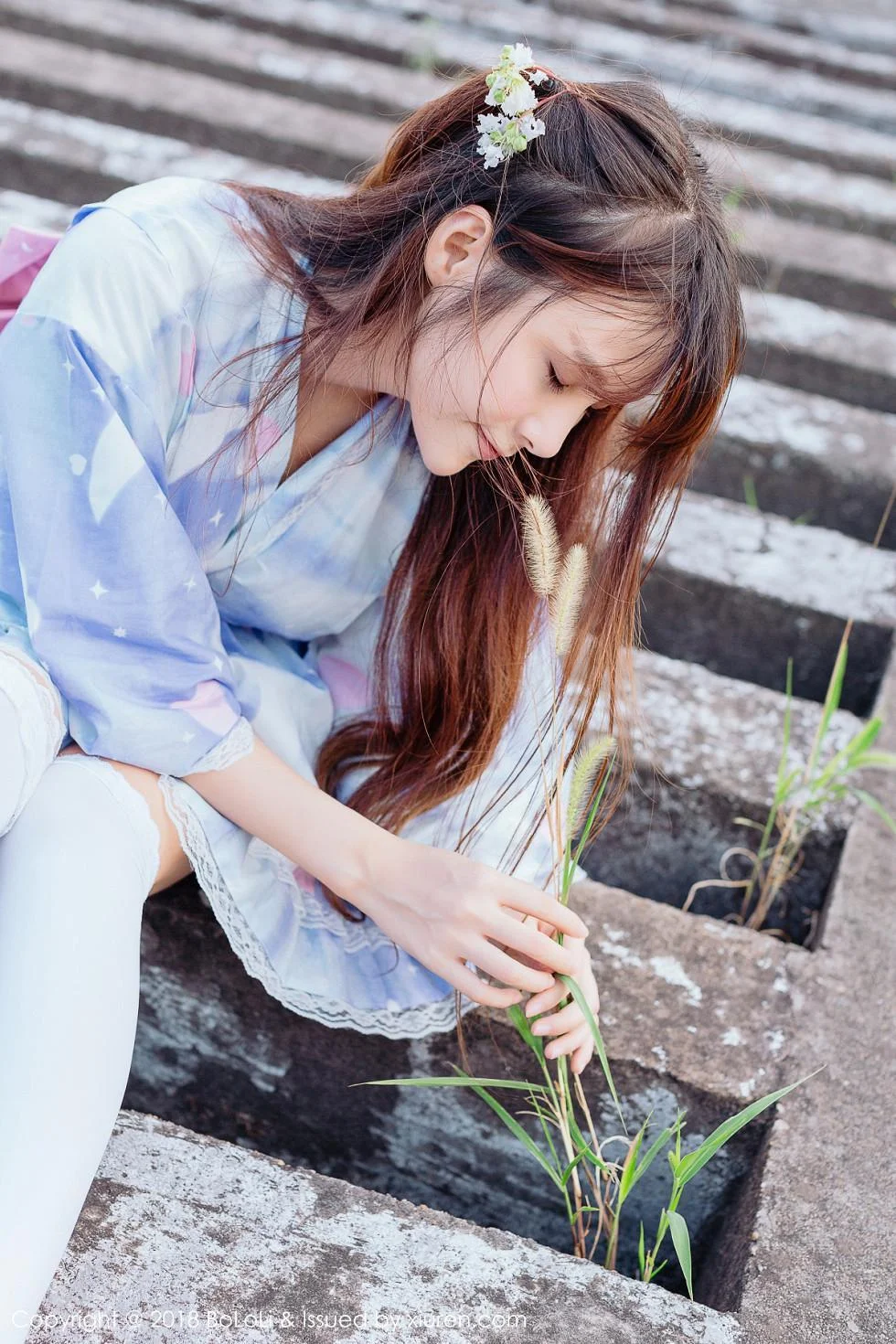 夏美酱户外日系百花裙配白丝袜清新迷人写真 第 61 张