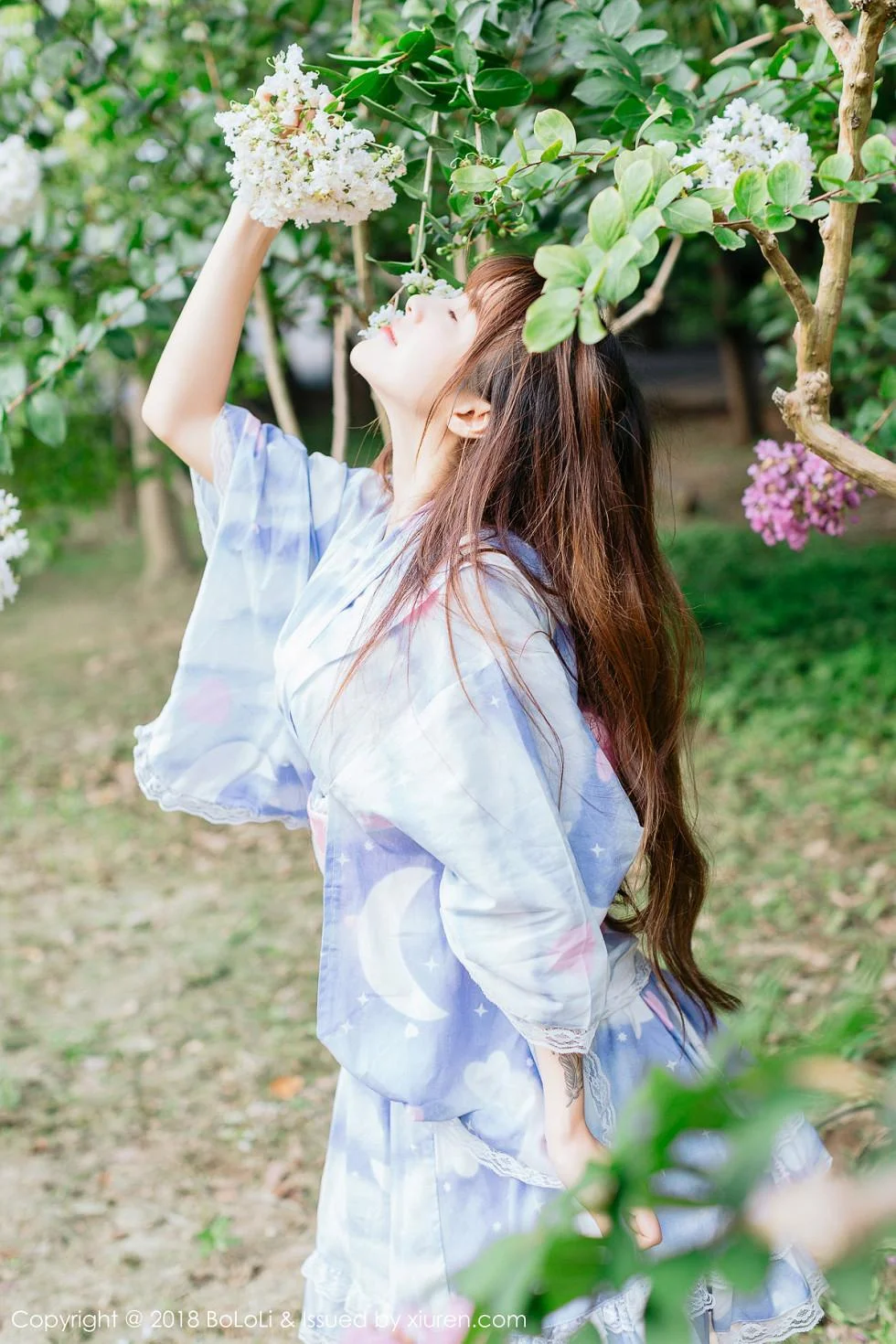 夏美酱户外日系百花裙配白丝袜清新迷人写真 第 79 张