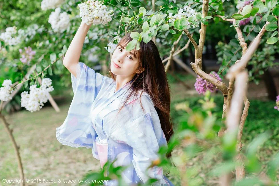 夏美酱户外日系百花裙配白丝袜清新迷人写真 第 81 张