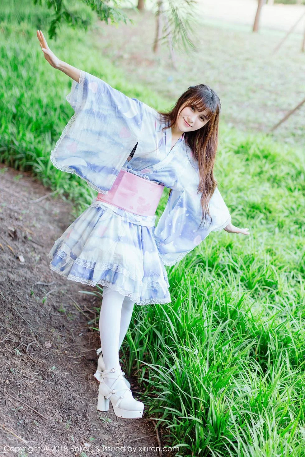 夏美酱户外日系百花裙配白丝袜清新迷人写真 第 93 张